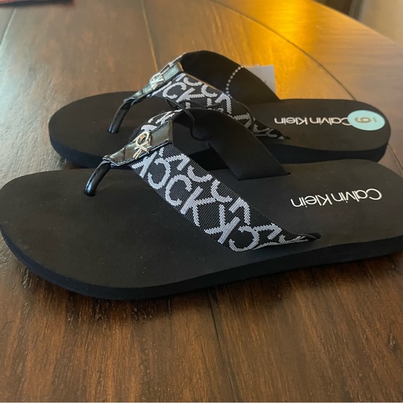 NEW Calvin Klein Callin Flip Flop Sandals Women Size 6 - Picture 2 of 2